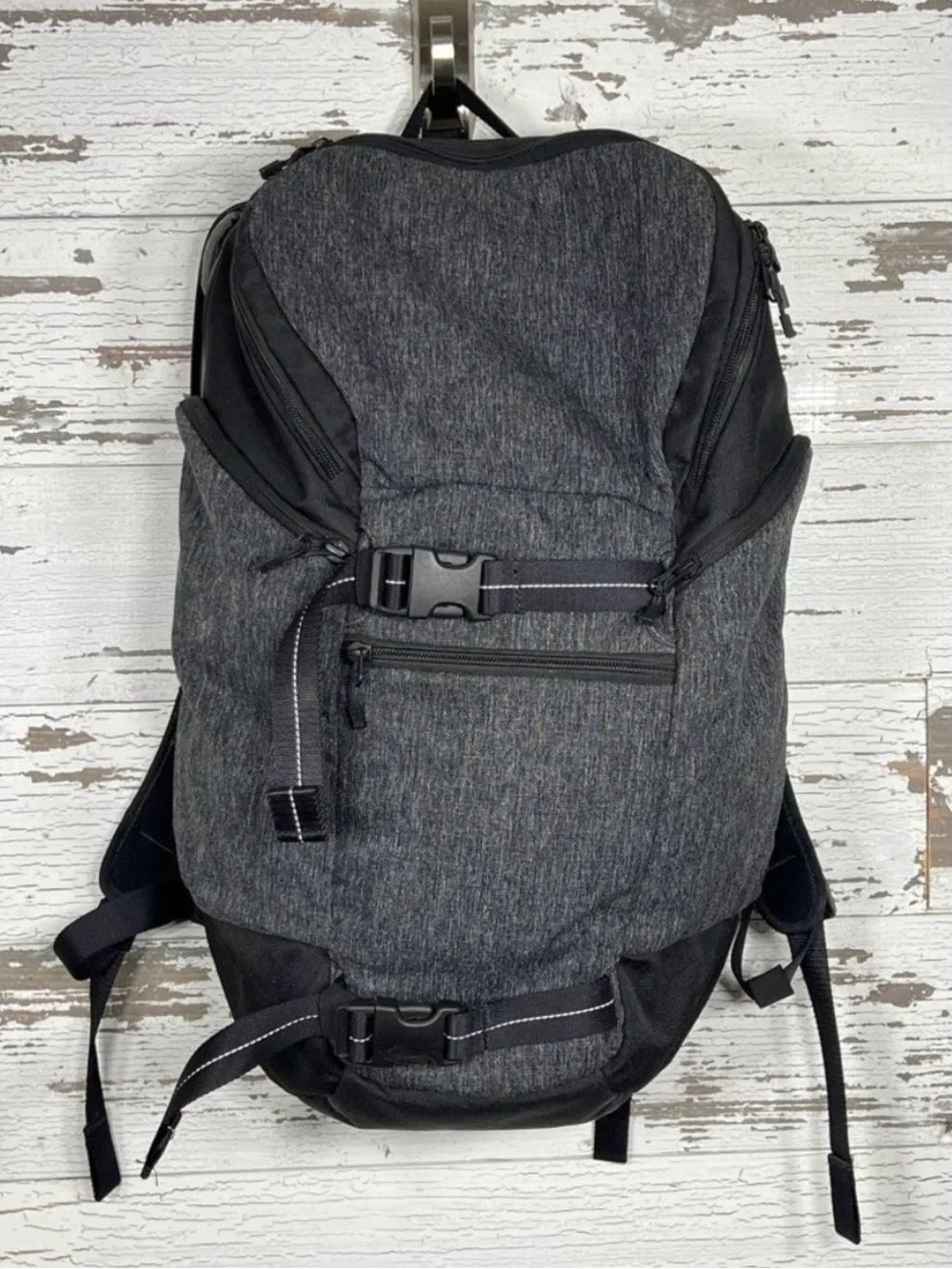 Lululemon Sojourn Backpack Black EUC